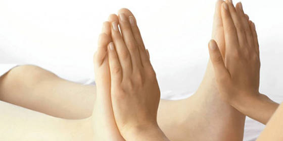 La riflessologia plantare come una medicina alternativa